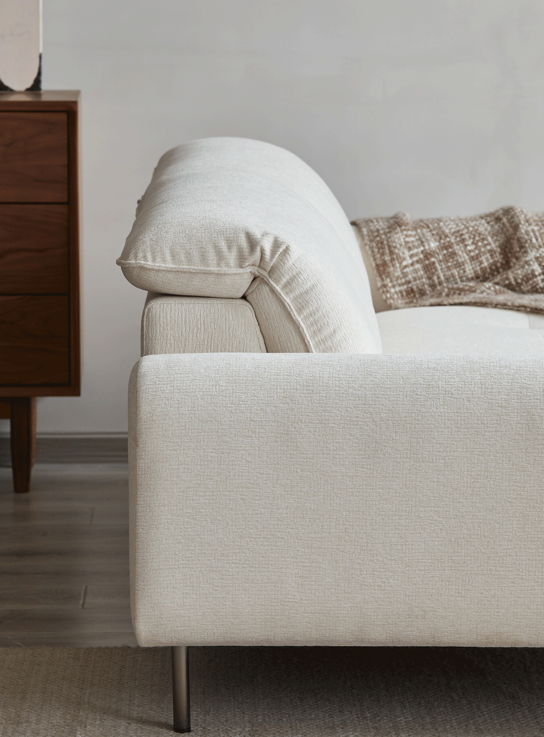 Minimalist chenille velvet fabric 1 seater sofa drift in real life style.