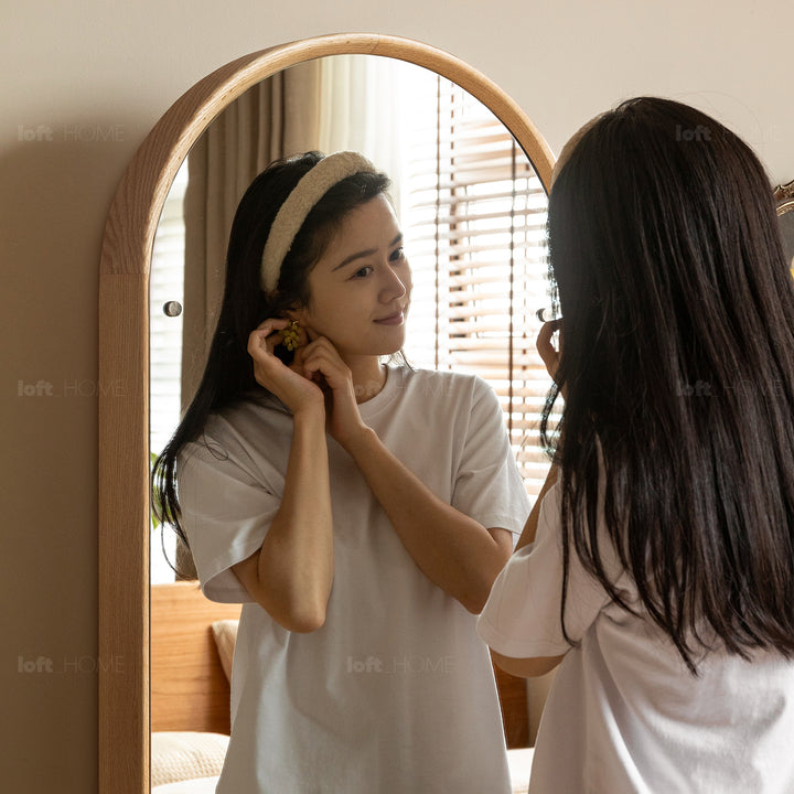 Scandinavian oak wood dressing mirror shelf with caster wheels vista in details.
