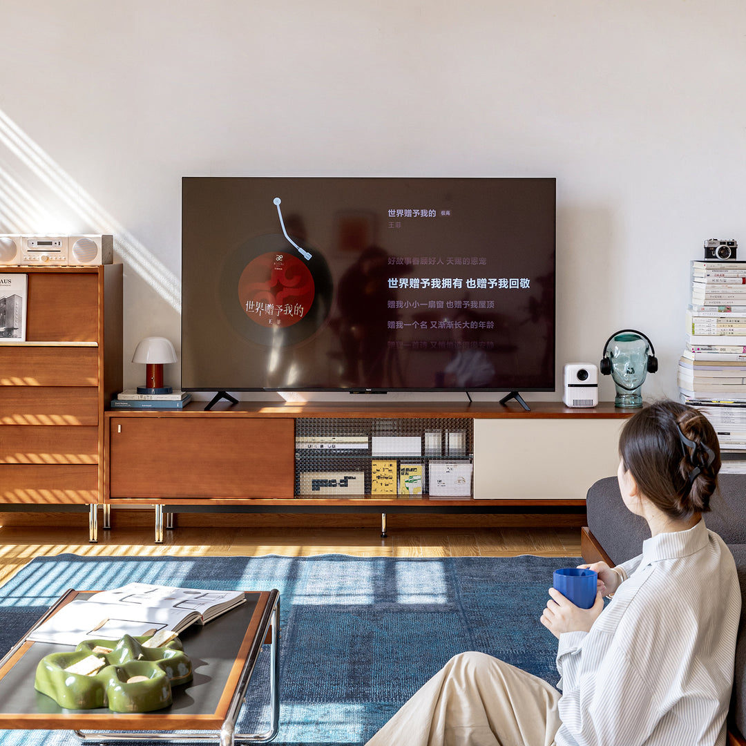 Vintage boxwood tv console pinecone with context.